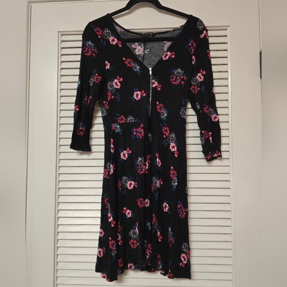 Express - Floral ¾ Sleeve Flowly Dress With Front Zipper